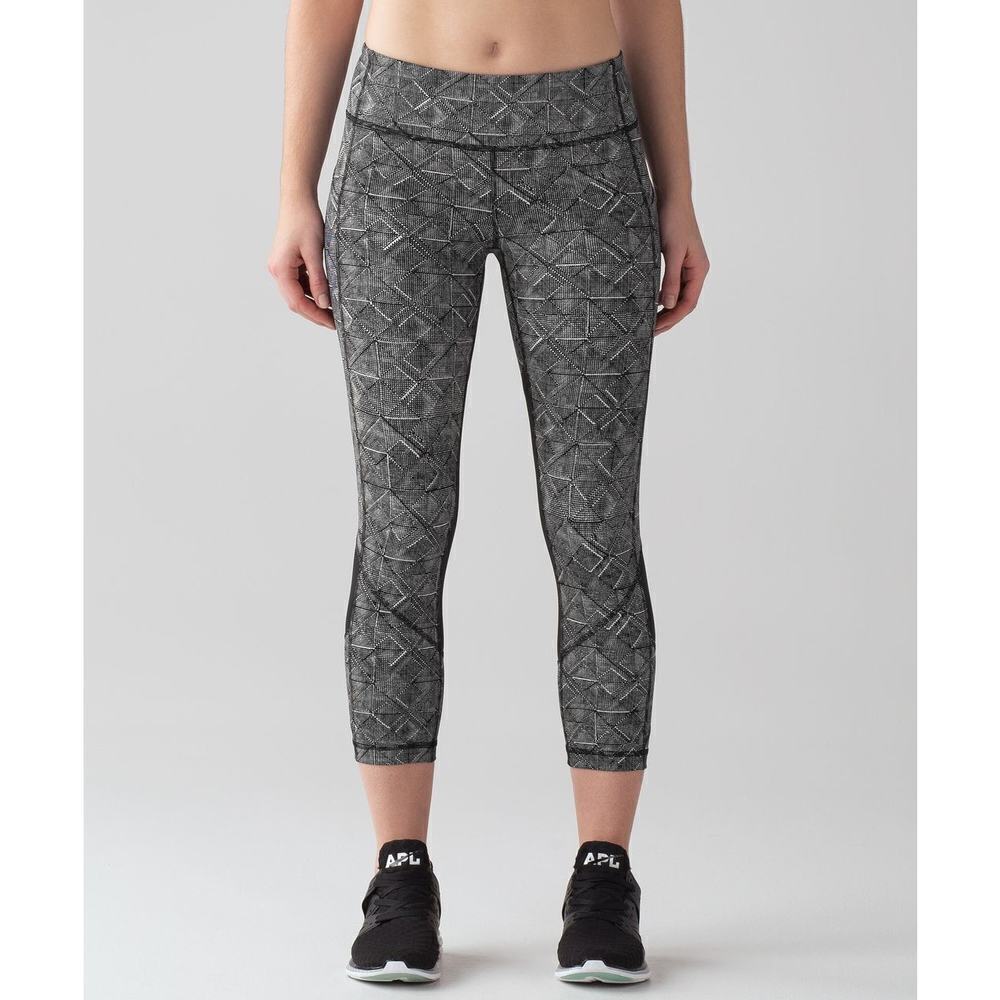 Lululemon Soulcycle Skull Pace Rival Crop Leggings 22" Inseam Size 4 Black White